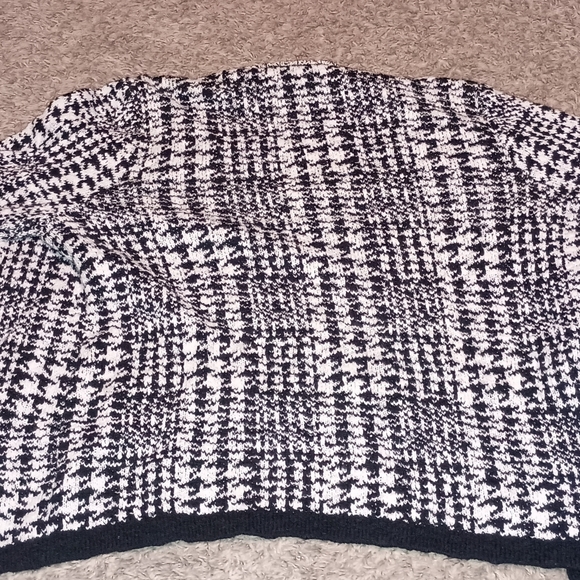Women's Chico's Sweater Size 2 Color Black Gray Christmas Gift Warm Designer - Picture 3 of 3